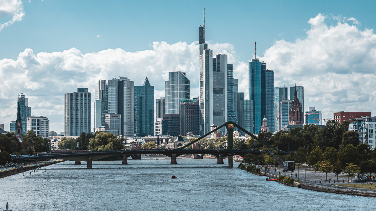 Büro-Außenansicht oder Frankfurt Skyline